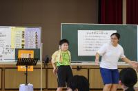 ジェスチャーをしています。