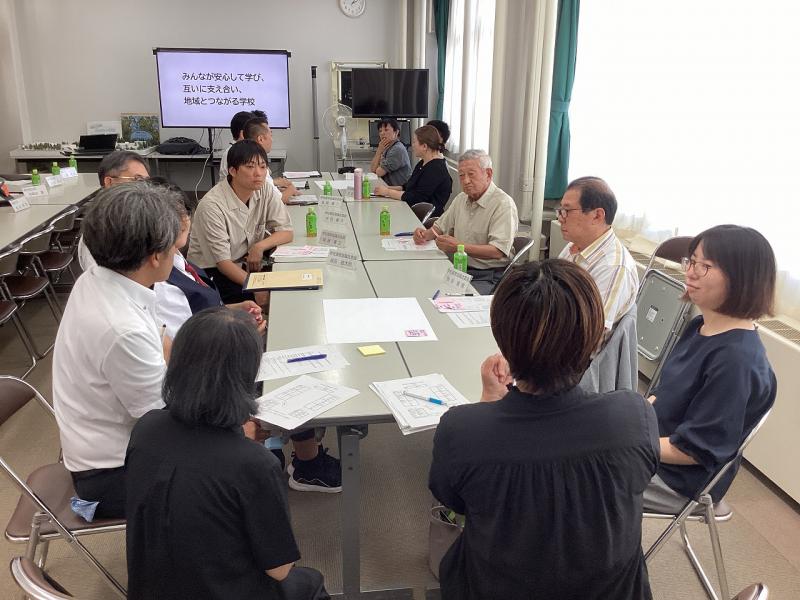 協議で意見交換する様子