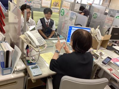手話のできる相談員と相談する生徒