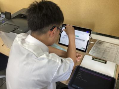 求人票を検索する生徒